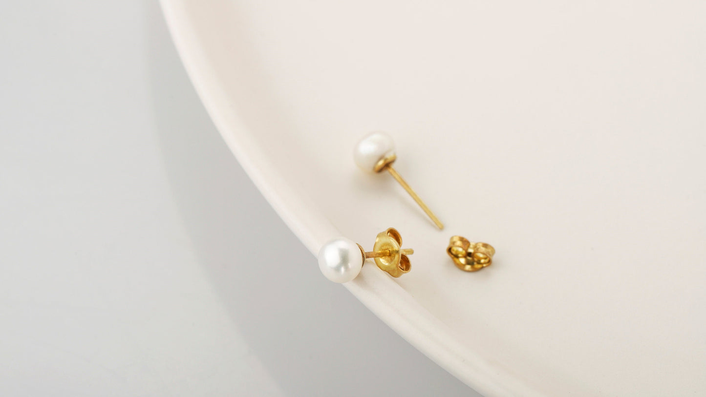 Elegant Gems Pearl Stud Earrings - Timeless Elegance for Every Occasion