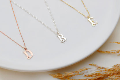 A GOLD BALL CHAIN NECKLACE WITH INITIAL E, SILVER SINGAPORE CHAIN WITH INITIAL B AND ROSE GOLD STANDARD FORCE CHAIN NECKLACE WITH INITIAL D