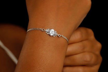 a custom vintage style bracelets in silver, with an engraved letter.