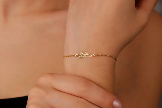 Bloom and Glow 14K Gold Filled Birth Flower Bracelet - Personalized Floral Jewelry for a Meaningful Connection