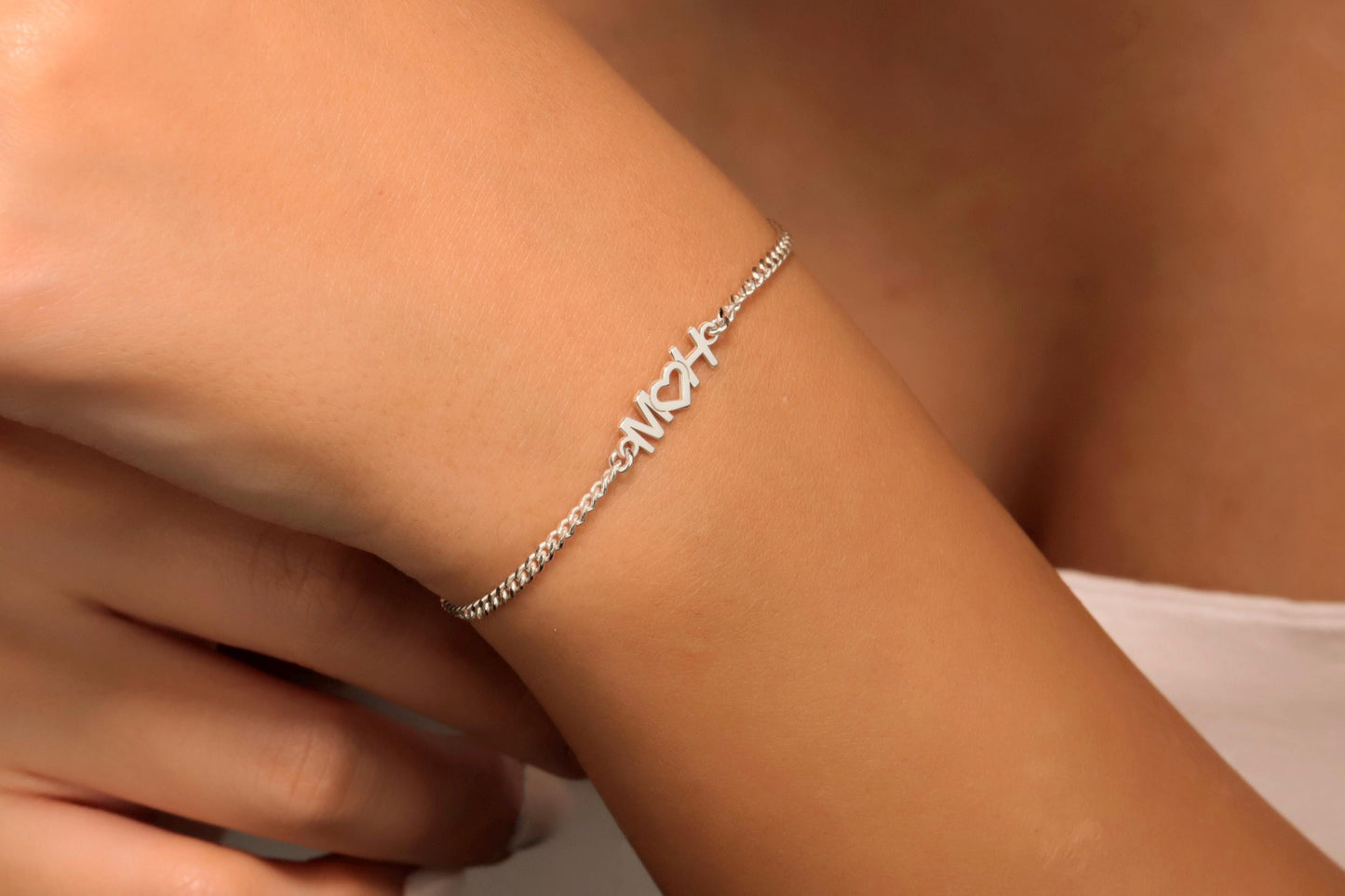14K Gold Intertwined Initials and Heart Bracelet • Personalized Couple Name Jewelry • Two Letters Layering Jewelry • Custom Interlocking